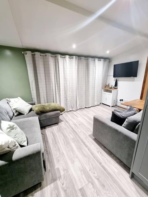 Cosy Hideaway Lodge In Glan Gwna Caeathro 외부 사진