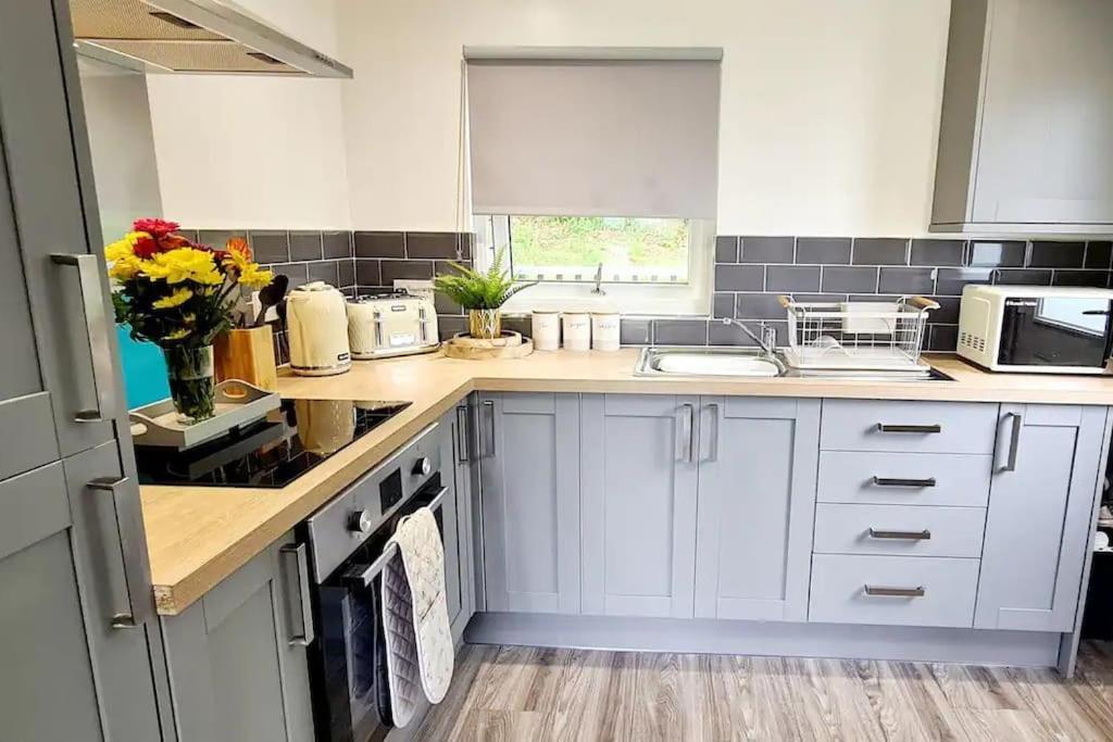 Cosy Hideaway Lodge In Glan Gwna Caeathro 외부 사진